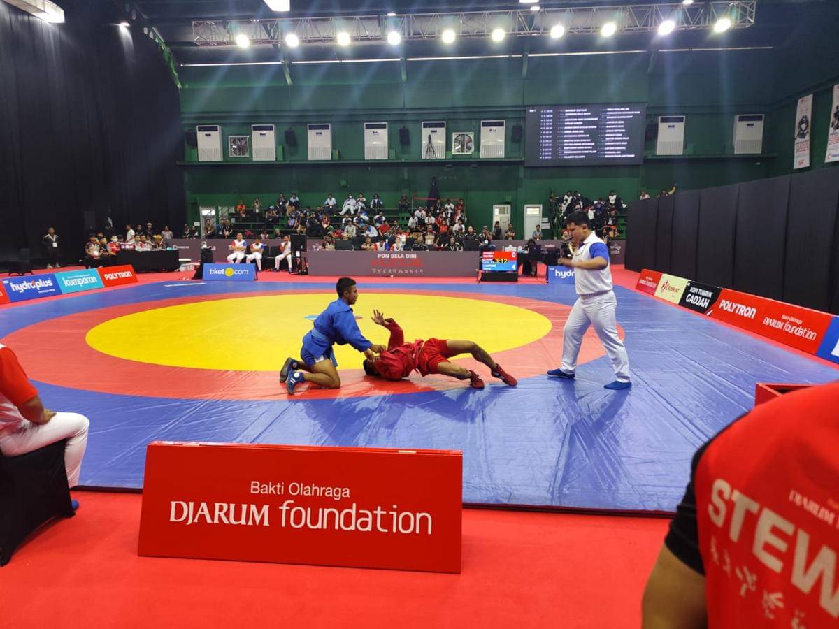 Sambo Lampung, Abitama (merah) saat berlaga di PON Beladiri Kudus. (IDN Times/Muhaimin)