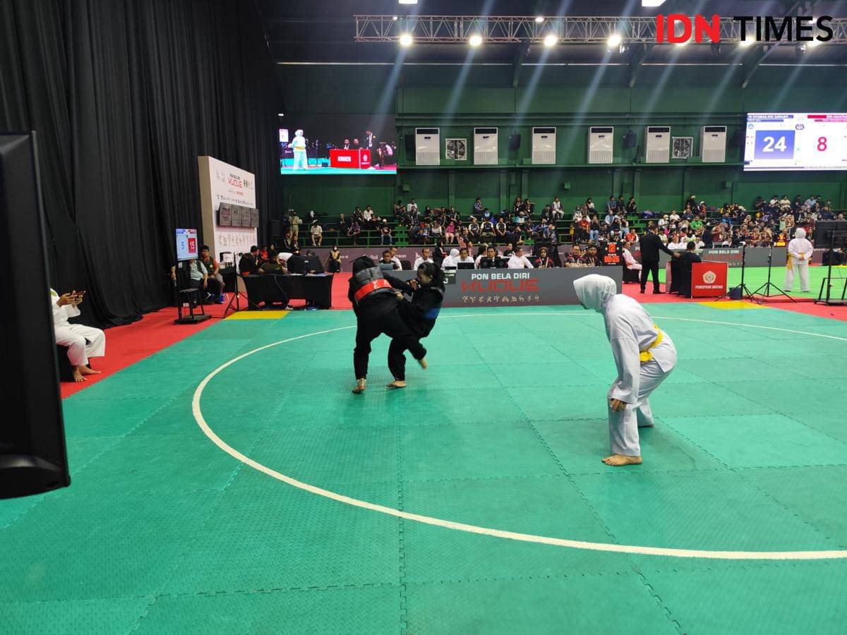 Riski Enjel Pinata, Pesilat Lampung (Merah) saat bertanding di PON Beladiri Kudus 2025. (IDN Times/Muhaimin)
