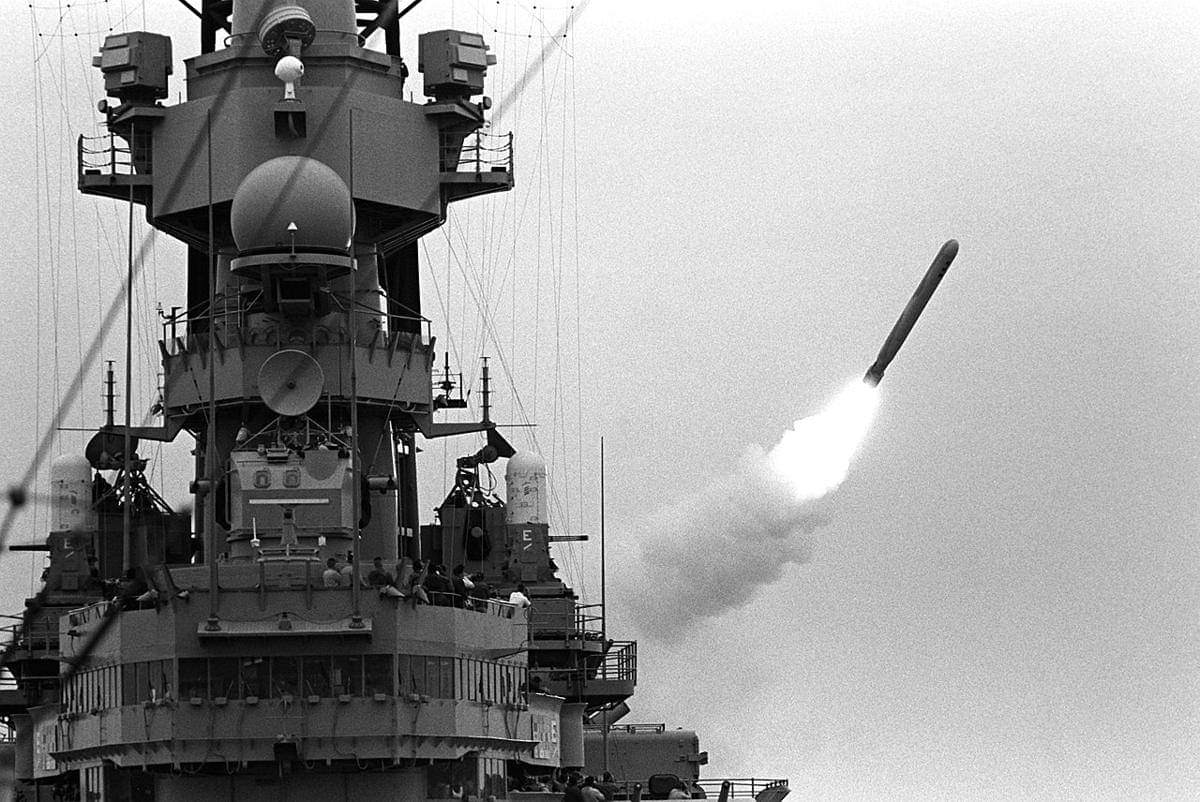 USS Missouri menembakkan BGM-109 Tomahawk pada tahun 1991