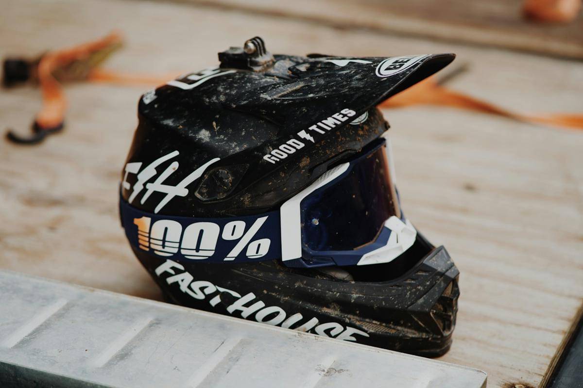 ilustrasi helm motocross (unsplash.com/Jodan Andrews)
