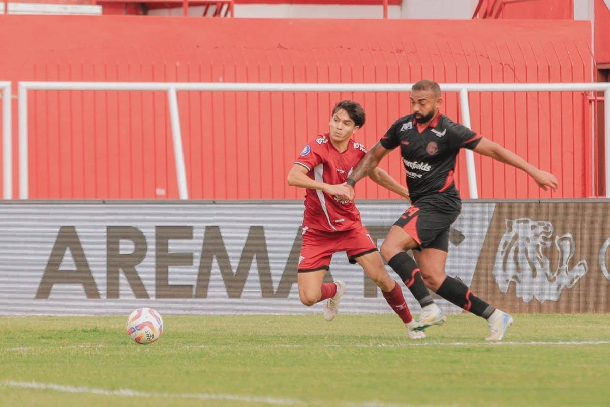Duel Arema FC versus PSM Makassar di musim 2024/2025.