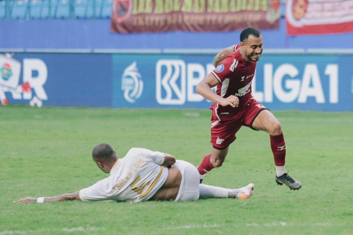 Pertandingan PSM versus Arema FC di BRI Liga 1 2024/2025.