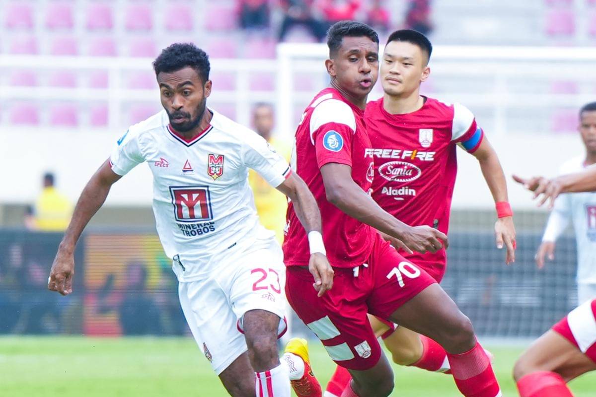 Duel Persis Solo versus Malut United di Liga 1 2024/2025.