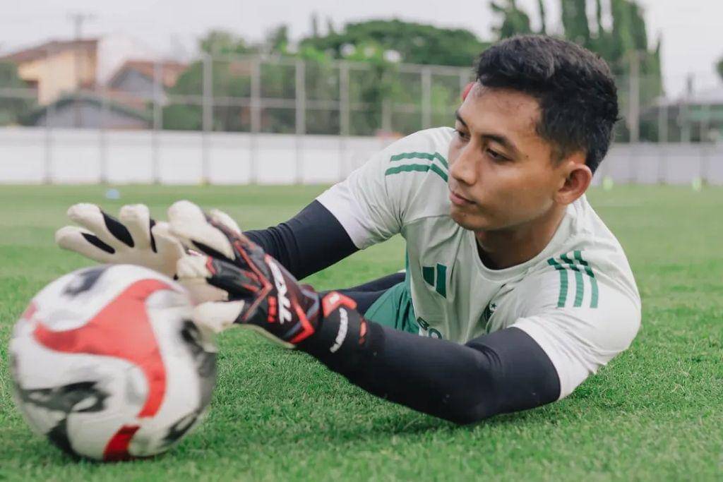 Reza Arya Pratama dalam sesi latihan PSM Makassar.
