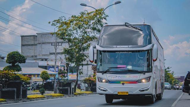 PO Putra Pelangi Menggunakan Bus Karoseri Laksana