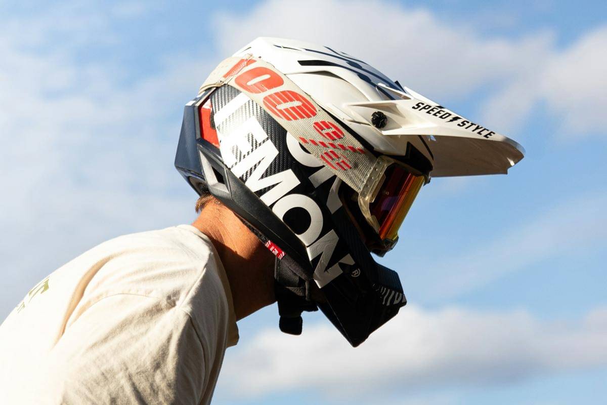 ilustrasi helm motorcross (unsplash.com/Nicolas MEUNIER)