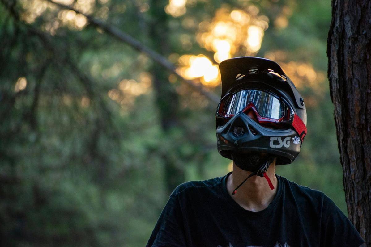ilustrasi helm motorcross (unsplash.com/Panos Sakalakis)