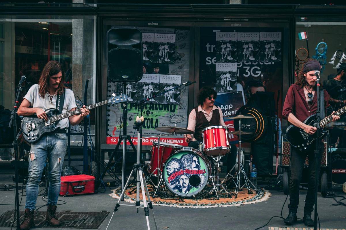 ilustrasi penampilan band