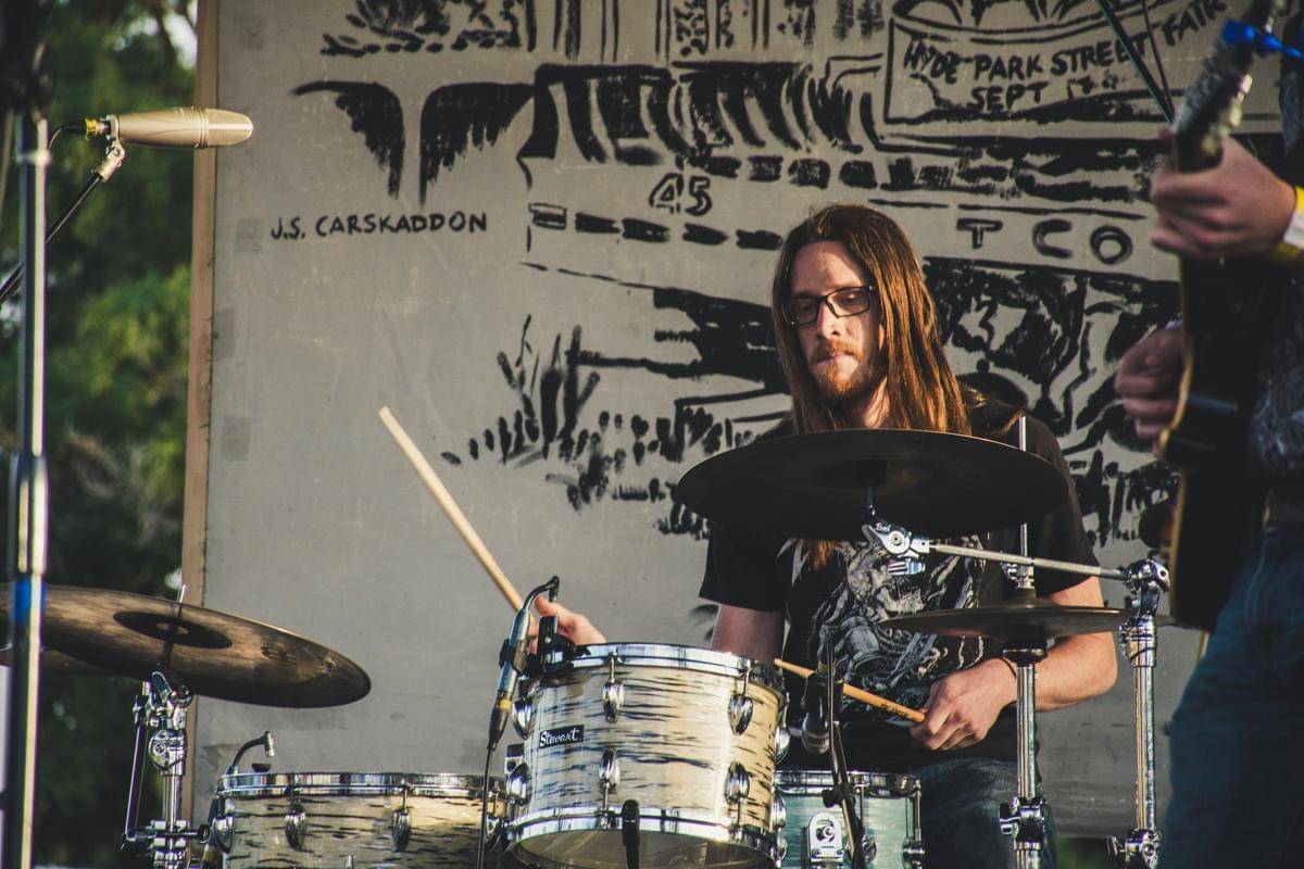 ilustrasi pria bermain drum
