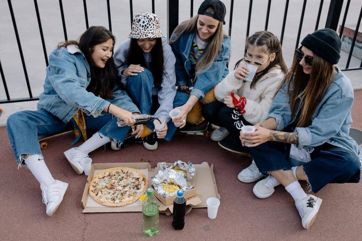 ilustrasi tertawa dan makan pizza