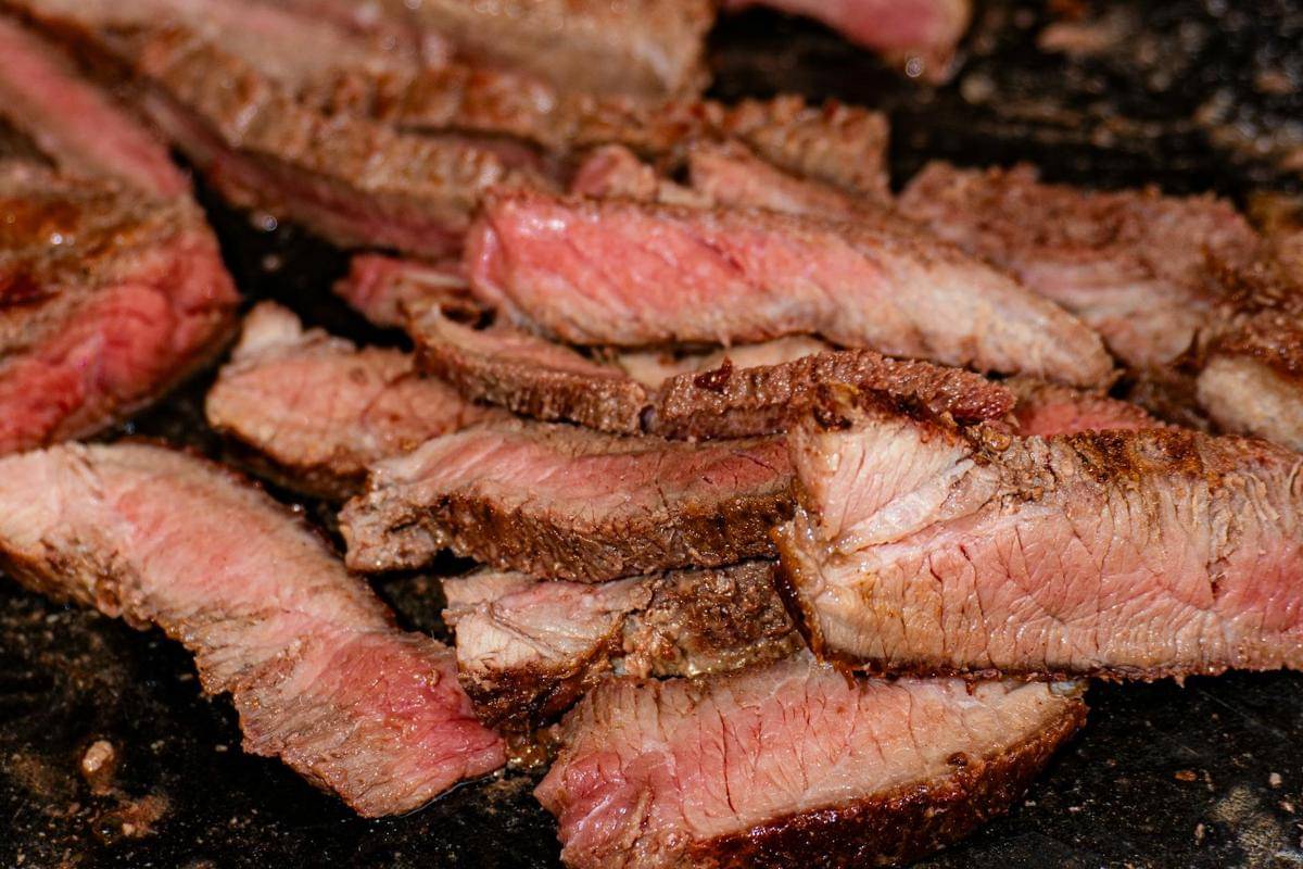 ilustrasi memasak steak 