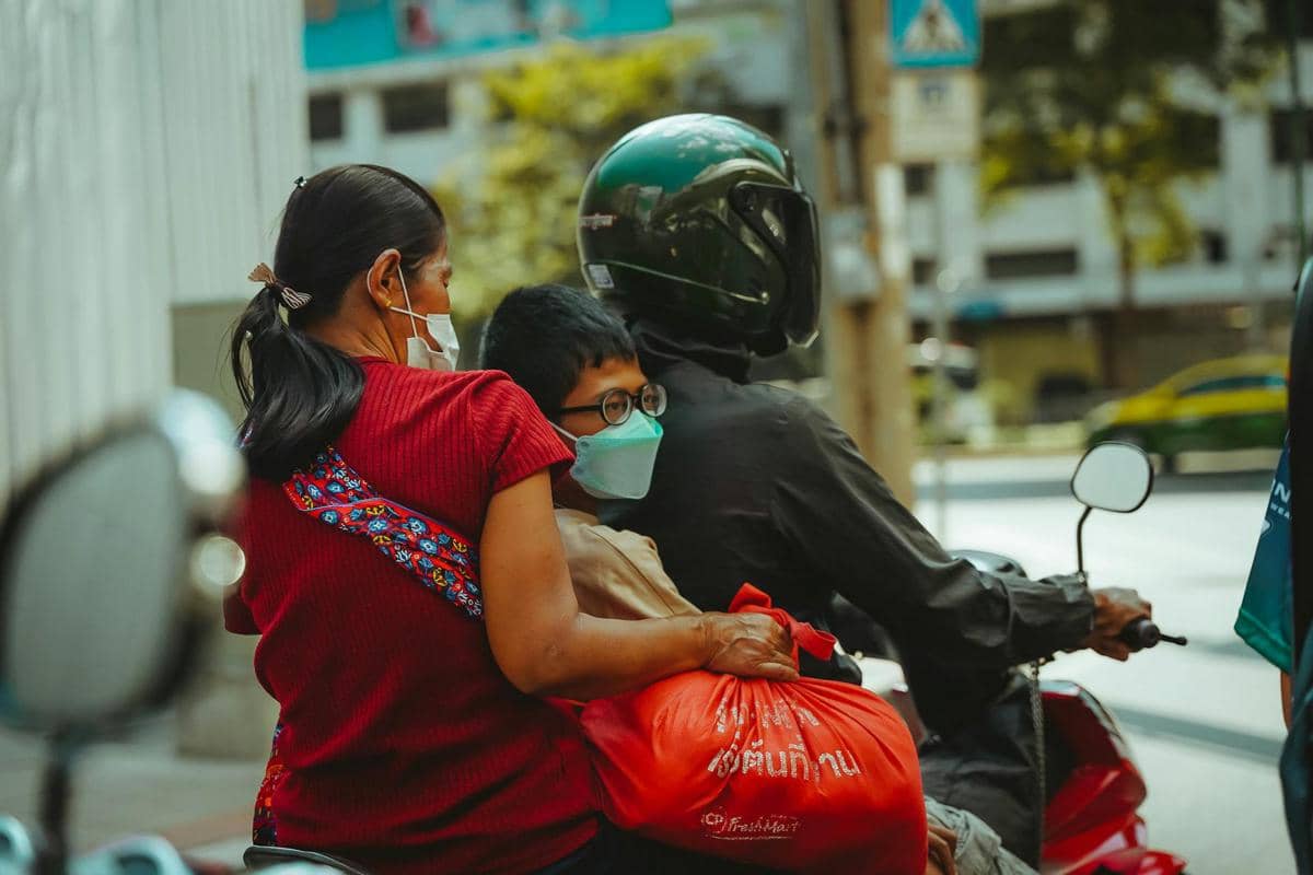 ilustrasi naik motor tanpa helm