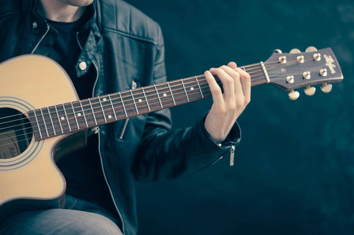 ilustrasi pria bermain gitar