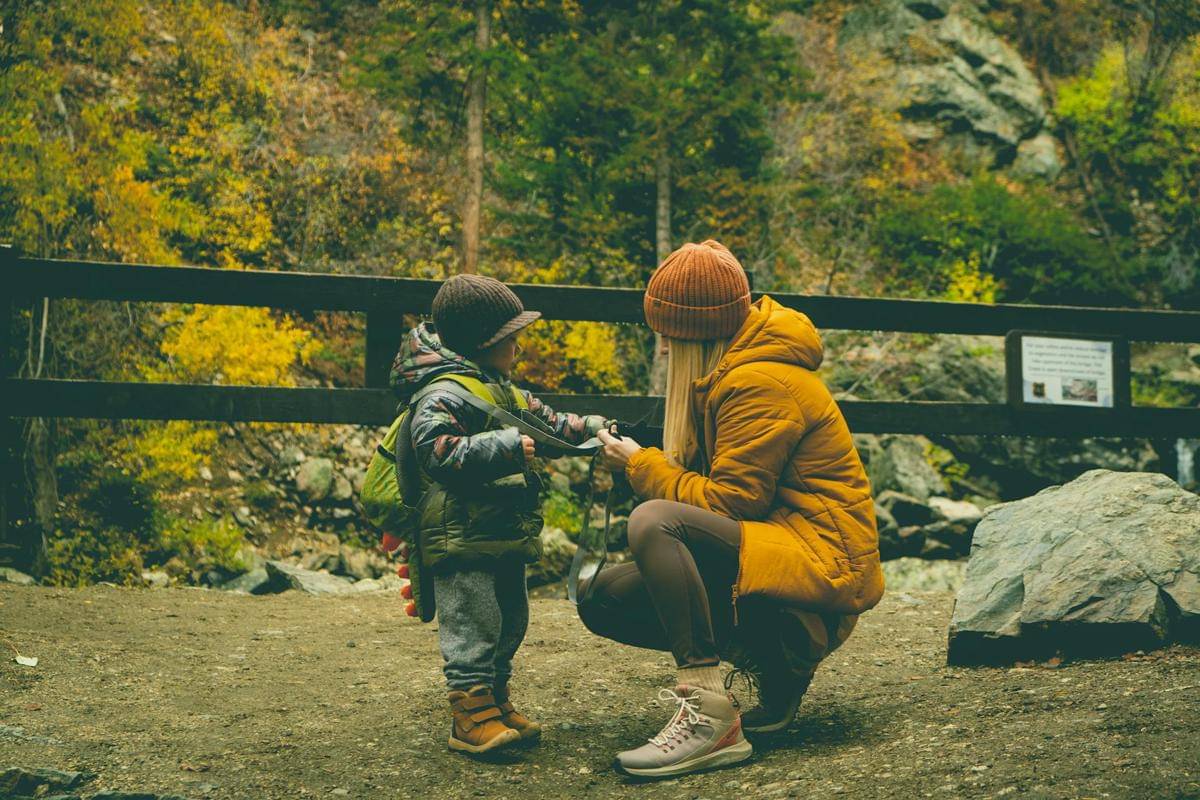 ibu mengecek perlengkapan anak saat naik gunung