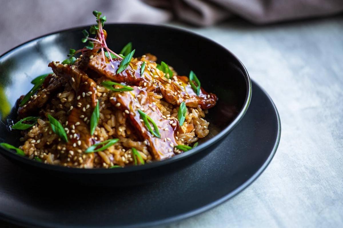ilustrasi nasi bulgogi daging sapi jamur