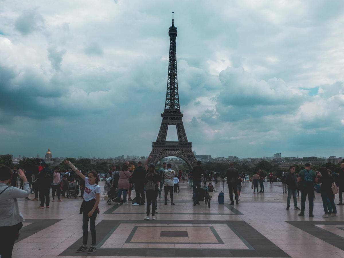 suasana ramai di sekitar Menara Eiffel