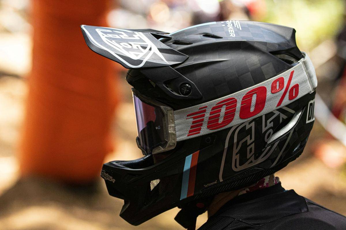 ilustrasi helm motorcross (unsplash.com/Tom Blum)