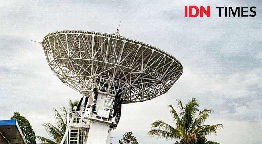 Tower stasiun pengendali satelit SATRIA-1 yang berada di Jalan WR. Supratman, Mimika, Papua Tengah. (IDN Times/Endy Langobelen)