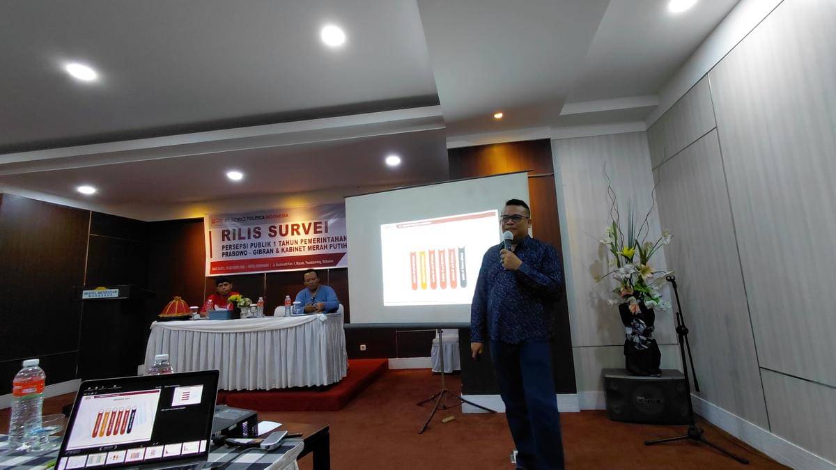 Direktur Eksekutif PT Indeks POlitica Indonesia Suwadi Idris Amir merilis hasil survei terbaru soal kinerja satu tahun kepemimpinan Presiden Prabowo Subianto dan Wapres Gibran Rakabuming Raka. (IDN Times/Aan Pranata)