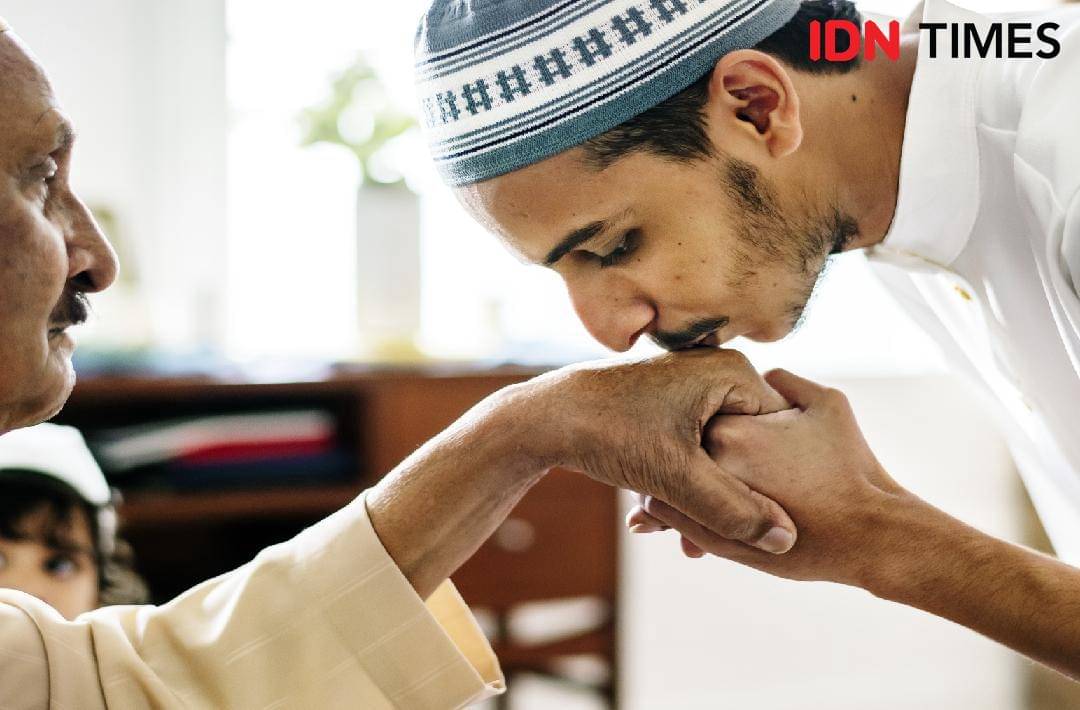 young-muslim-man-showing-respect-his-father_resize_9.jpg