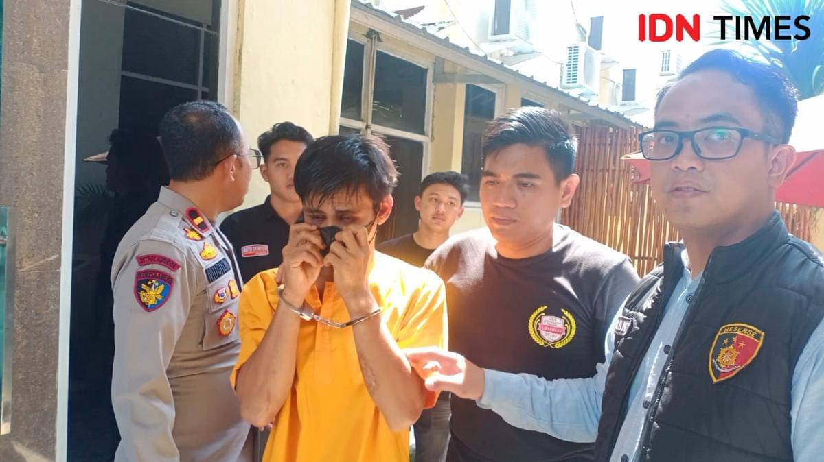 Pelaku pembacokan sekaligus pemerkosaan anak di bawah umur saat ditangkap polisi.