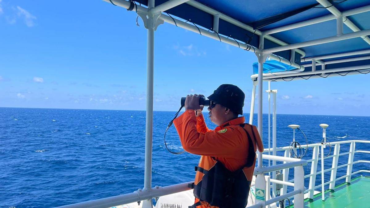 Basarnas Makassar mencari kapal ambulans yang dilaporkan hilang kontak di Perairan Pangkep, Sulawesi Selatan, sejak Senin (13/10/2025). (Dok. Istimewa)