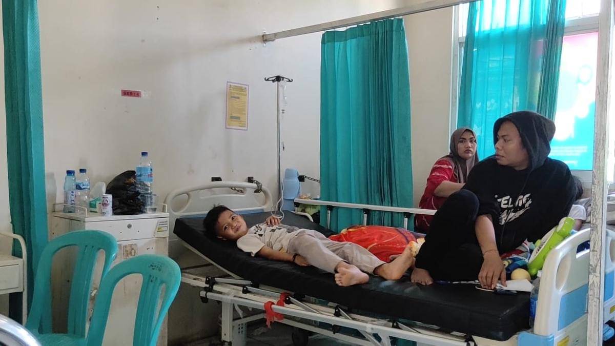 Salah seorang siswa korban dugaan keracunan MBG saat mendapatkan perawatan di Puskesmas.