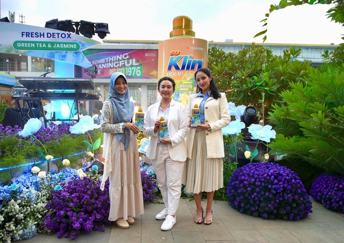 Foto bersama seluruh narasumber dalam acara konferensi pers peluncuran SoKlin Liquid Nature Fresh Detox_ Detergen Berteknologi Detoksifikasi Pakaian Pertama di Indonesia .JPG