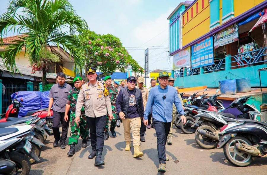 Wakil Wali Kota Tangerang Selatan Pilar Saga Ichsan (kanan) saat meninjau pasar Serpong.