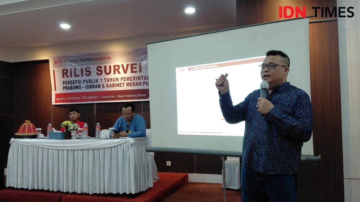 Direktur Eksekutif PT Indeks POlitica Indonesia Suwadi Idris Amir merilis hasil survei terbaru soal kinerja satu tahun kepemimpinan Presiden Prabowo Subianto dan Wapres Gibran Rakabuming Raka. (IDN Times/Aan Pranata)