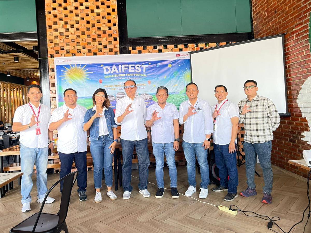 Petinggi Daihatsu di Sumbar berfoto bersama (Foto: IDN Times/Halbert Caniago)