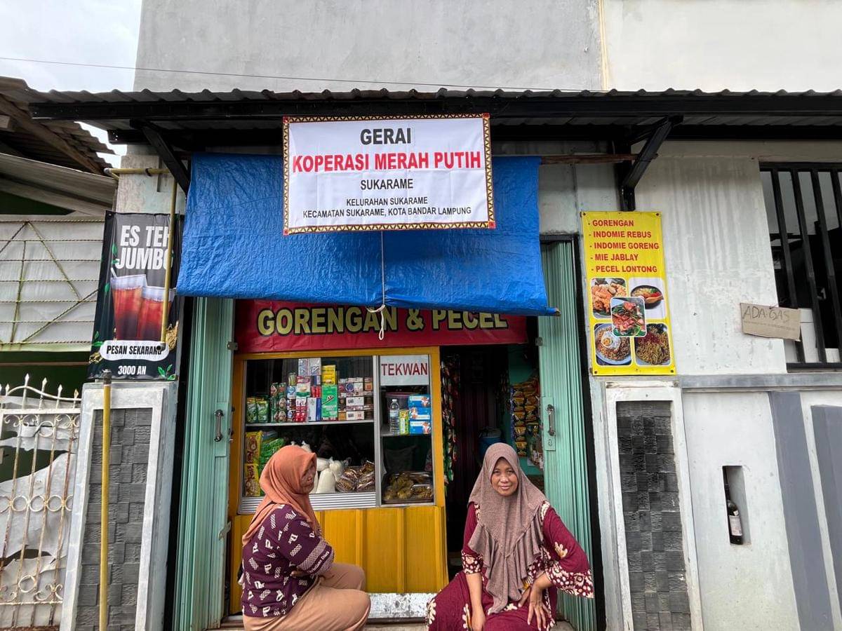 Penampakan Koperasi Merah Putih Kelurahan Sukarame yang ditempatkan di warung usaha warga.