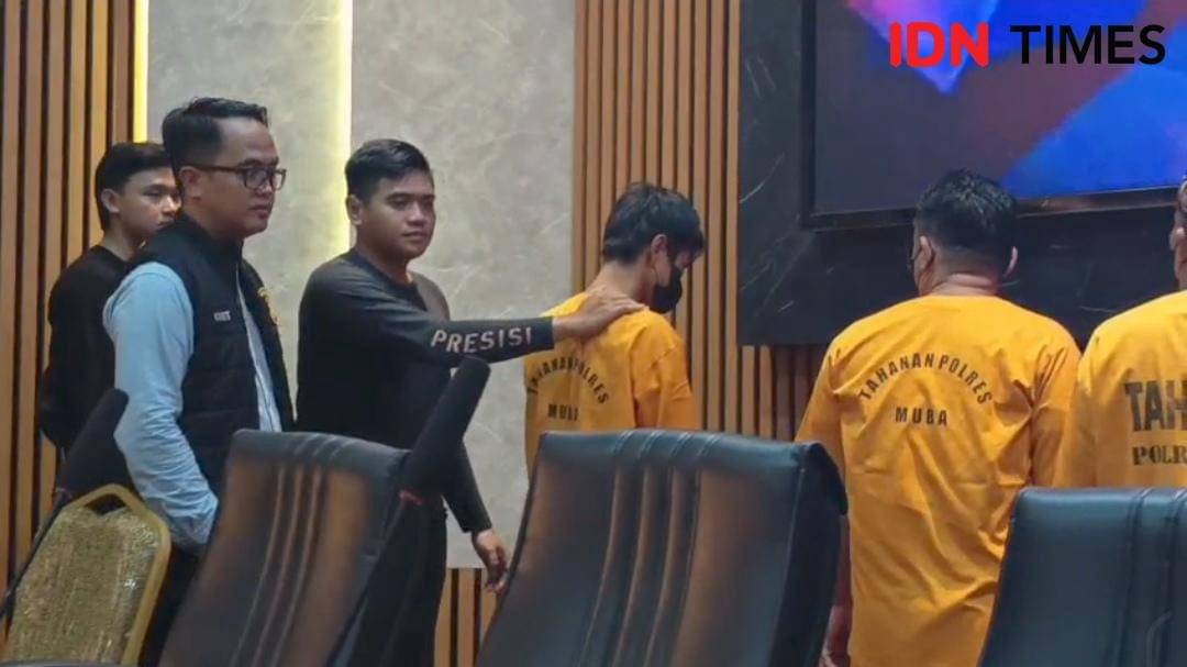 Pelaku pembacokan sekaligus pemerkosaan anak di bawah umur saat ditangkap polisi. (IDN Times/Yuliani)