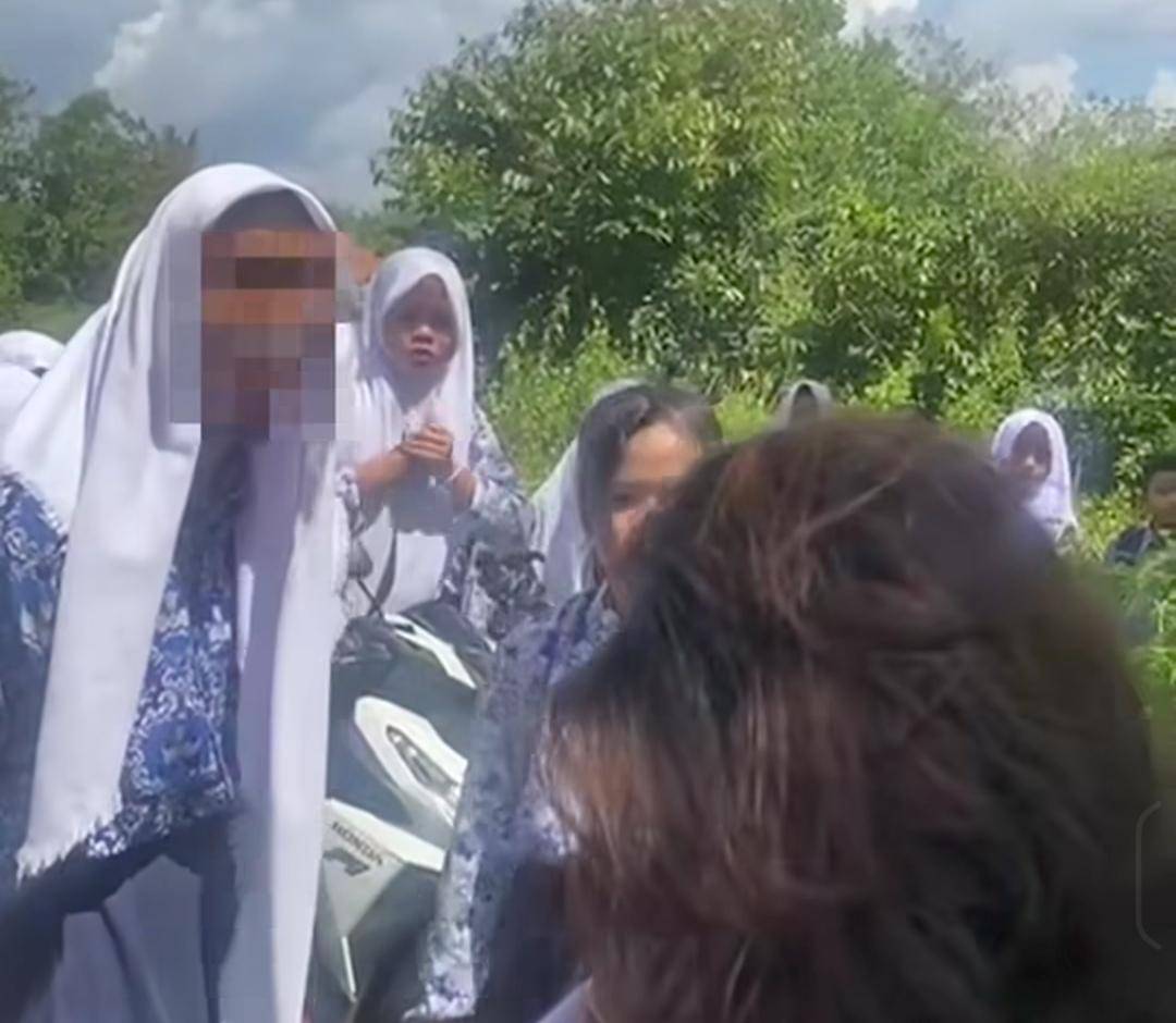Aksi perundungan di SMP negeri Muratara viral di media sosial. (Dok. Potongan video)