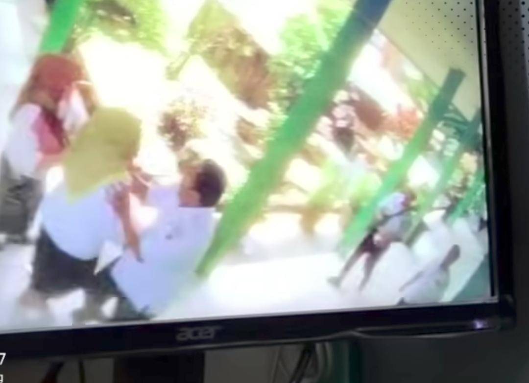 Rekaman CCTV Guru SMAN 16 Palembang dianiaya rekannya. (Dok. Potongan video)