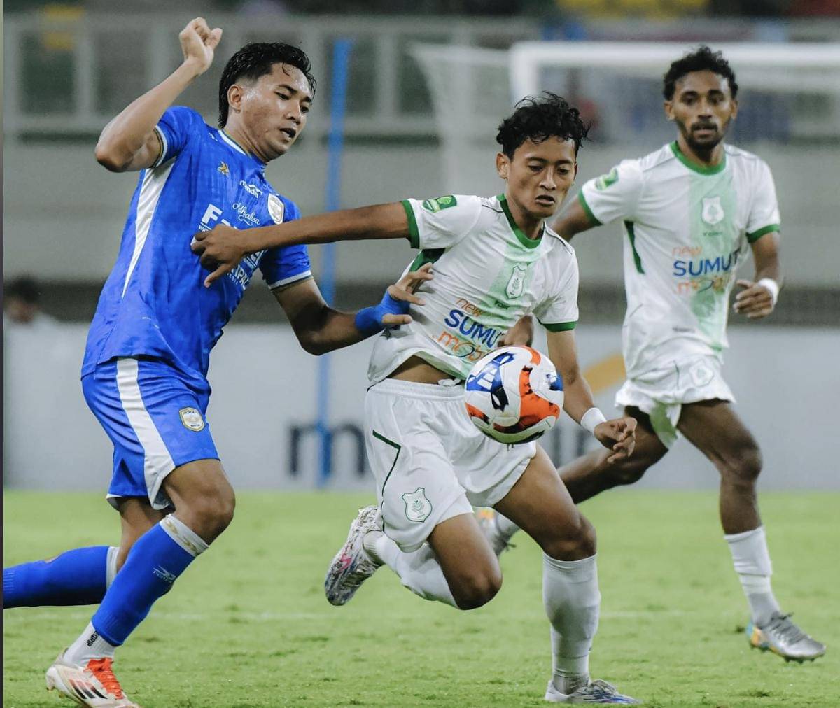 Duel pemain PSMS kontra Adhyaksa FC di Stadion Banten International Stadium, Sabtu (18/10/2025) (dok.PSMS)