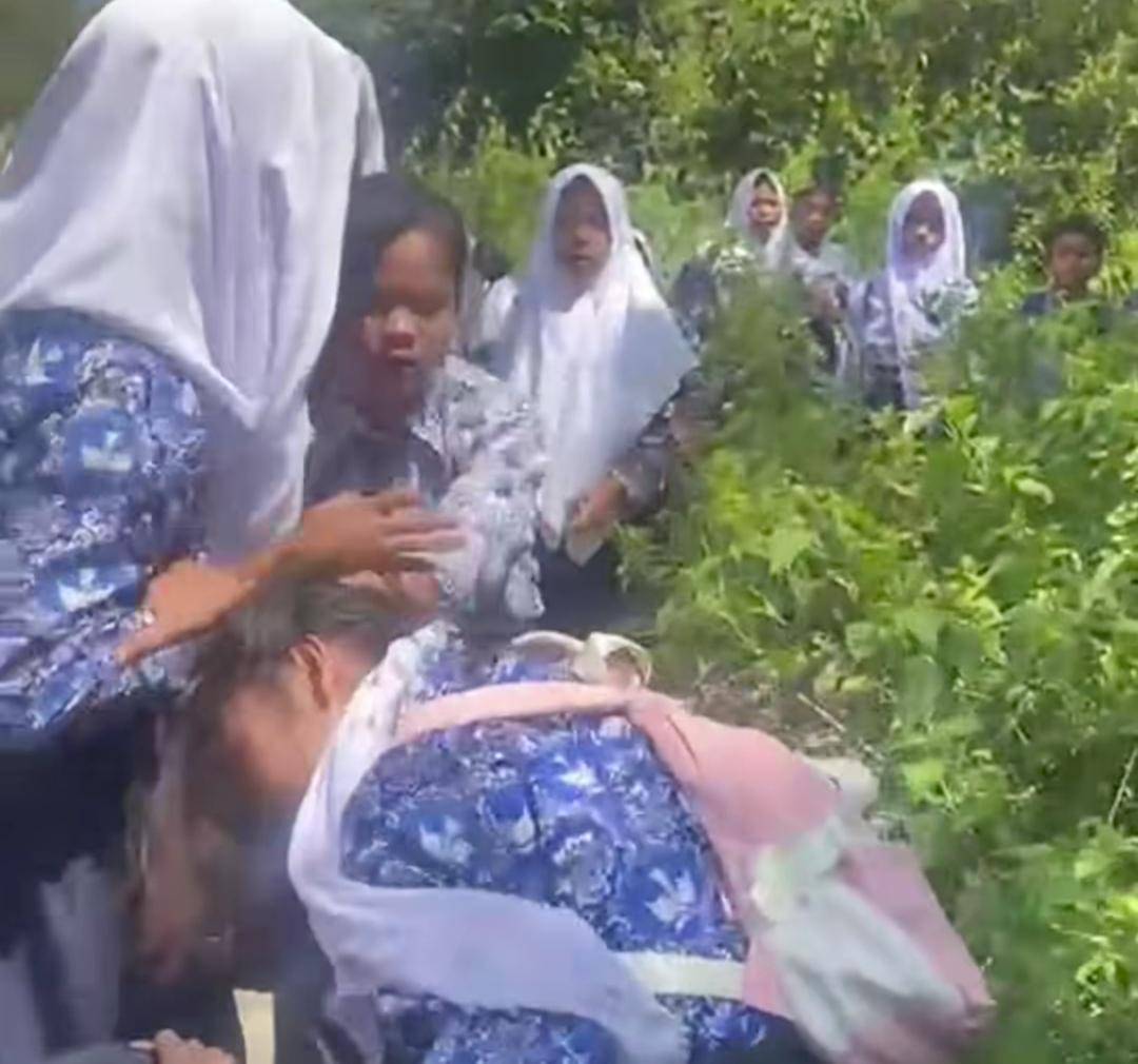 Aksi perundungan di SMP negeri Muratara viral di media sosial. (Dok. Potongan video)