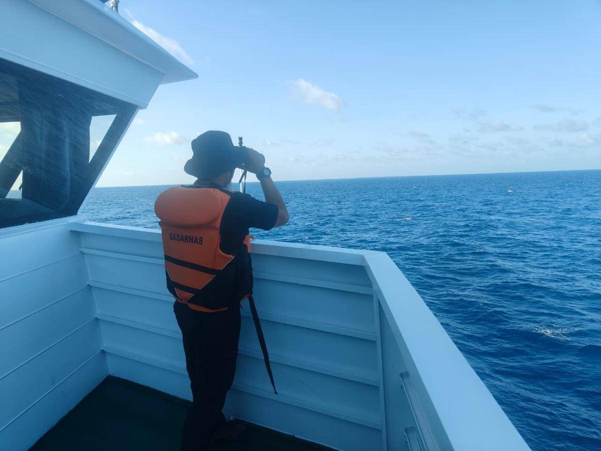 Basarnas Makassar mencari kapal ambulans yang dilaporkan hilang kontak di Perairan Pangkep, Sulawesi Selatan, sejak Senin (13/10/2025). (Dok. Istimewa)
