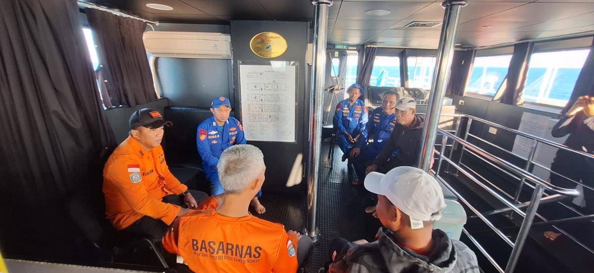 Basarnas Makassar mencari kapal ambulans yang dilaporkan hilang kontak di Perairan Pangkep, Sulawesi Selatan, sejak Senin (13/10/2025). (Dok. Istimewa)