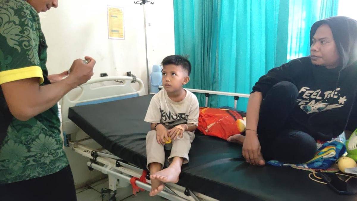 Salah seorang siswa korban dugaan keracunan MBG saat mendapatkan perawatan di Puskesmas.
