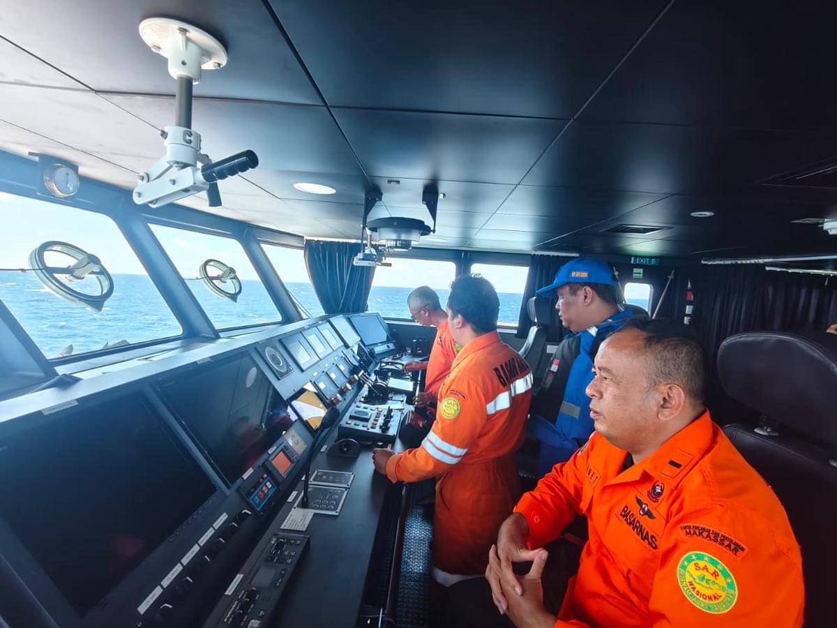 Basarnas Makassar mencari kapal ambulans yang dilaporkan hilang kontak di Perairan Pangkep, Sulawesi Selatan, sejak Senin (13/10/2025). (Dok. Istimewa)