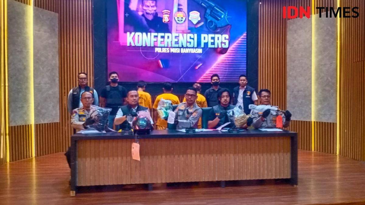 Kapolres Muba AKBP God Parlasro Sinaga bersama para Kasat dan Kasi memperlihatkan barang bukti sabu seberat lebih dari 3 kilogram hasil pengungkapan kasus di Babat Toman. (IDN Times/Yuliani)
