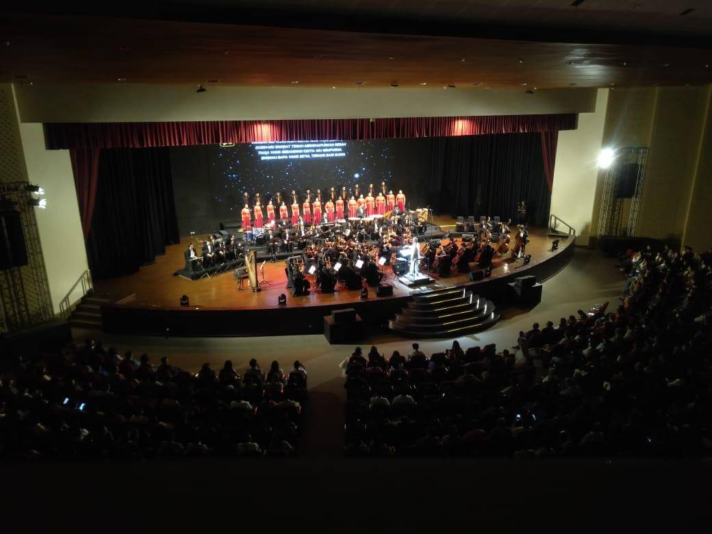 Men qizlarning oldida jilmayaman