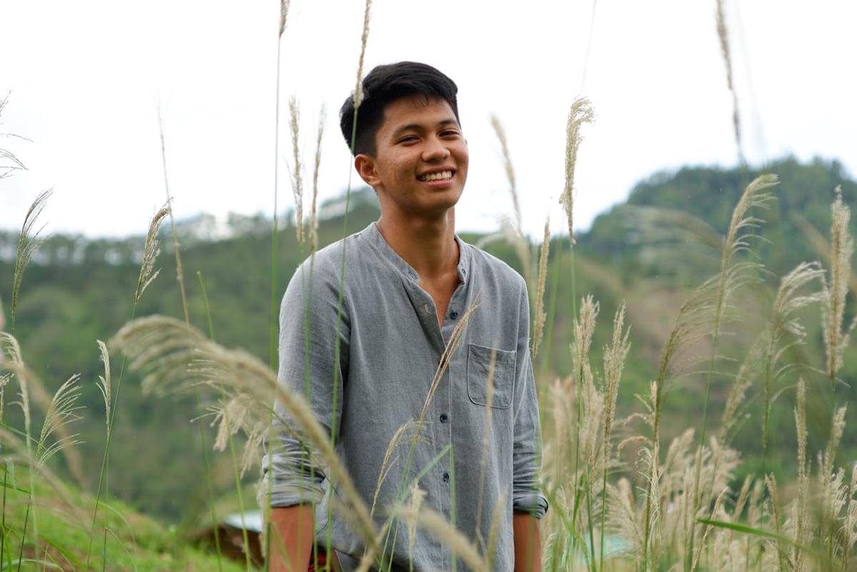 pria tersenyum