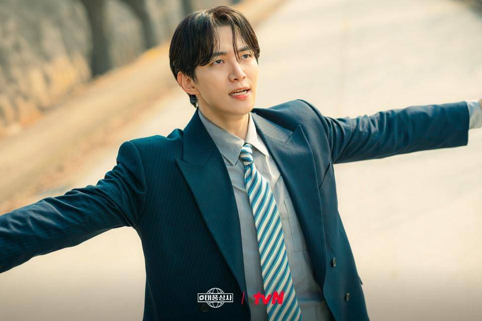 still cut drakor Typhoon Family