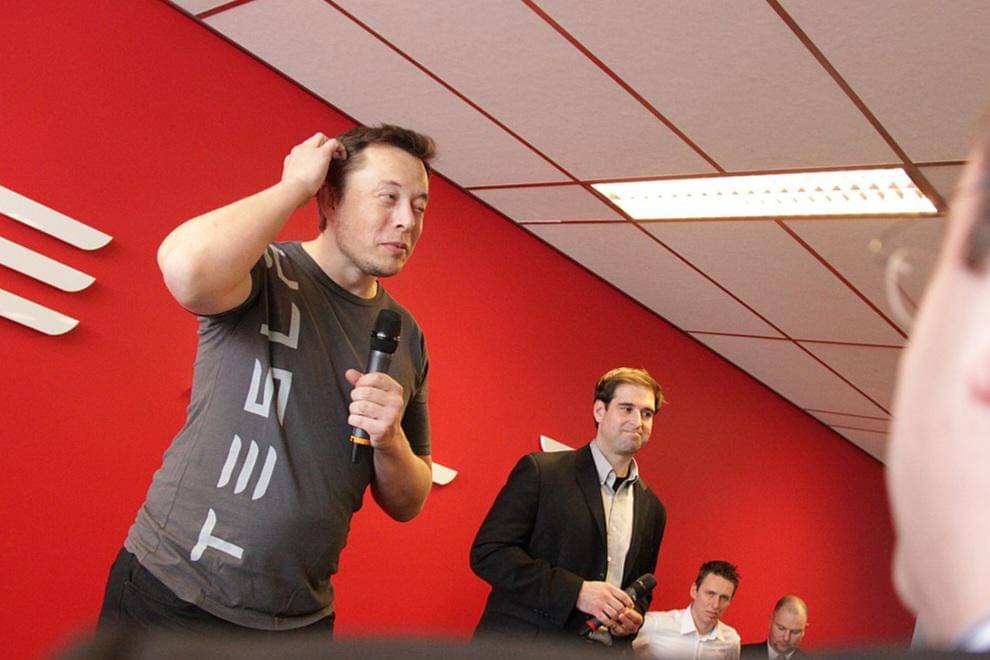 Elon Musk di Tesla Amsterdam Service Center pada 2014
