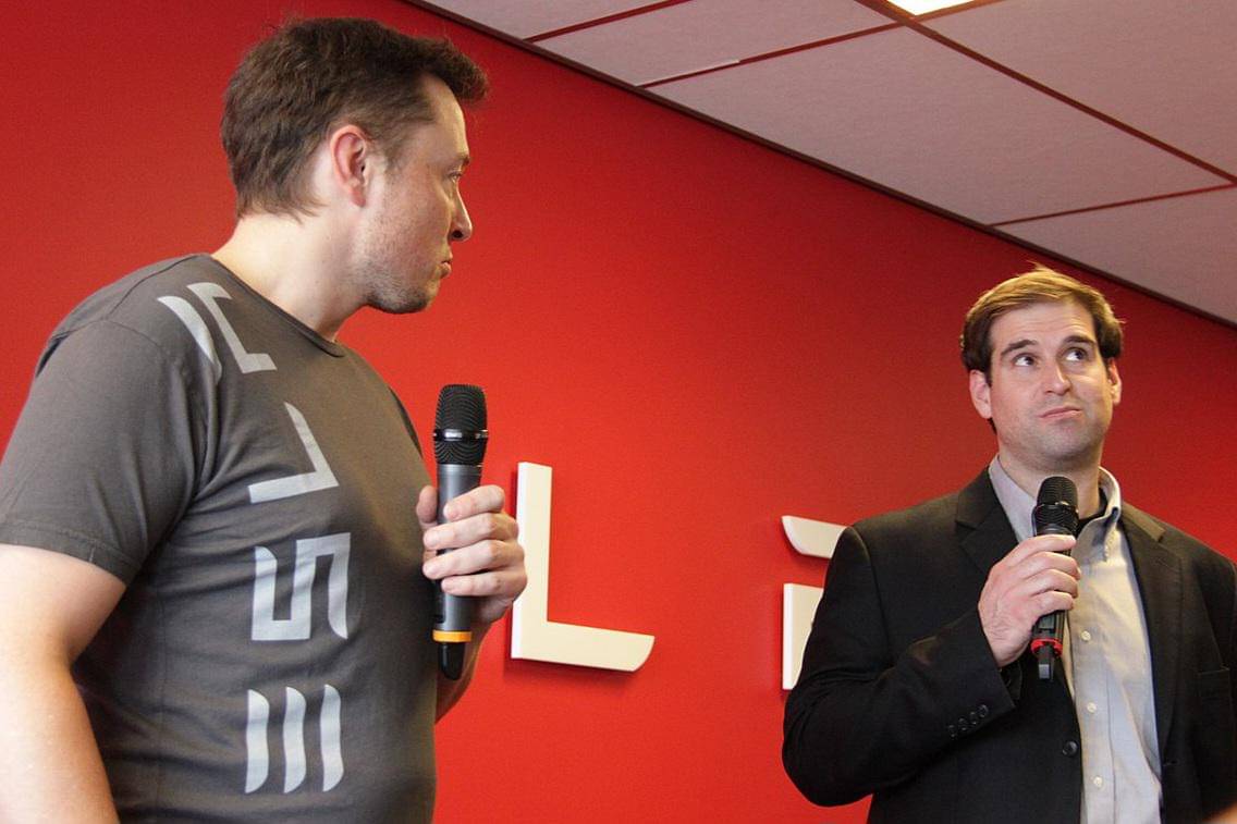 Elon Musk di Tesla Amsterdam Service Center pada 2014