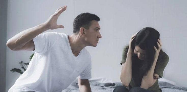 Terlihat orang tua yang sedang mencoba untuk memikul anaknya