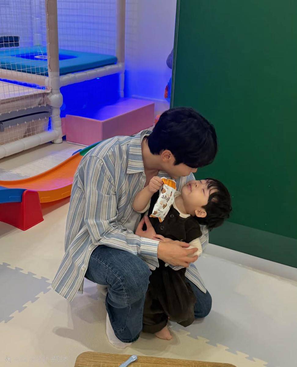 potret Seungkwan SEVENTEEN momong Baby Yijin