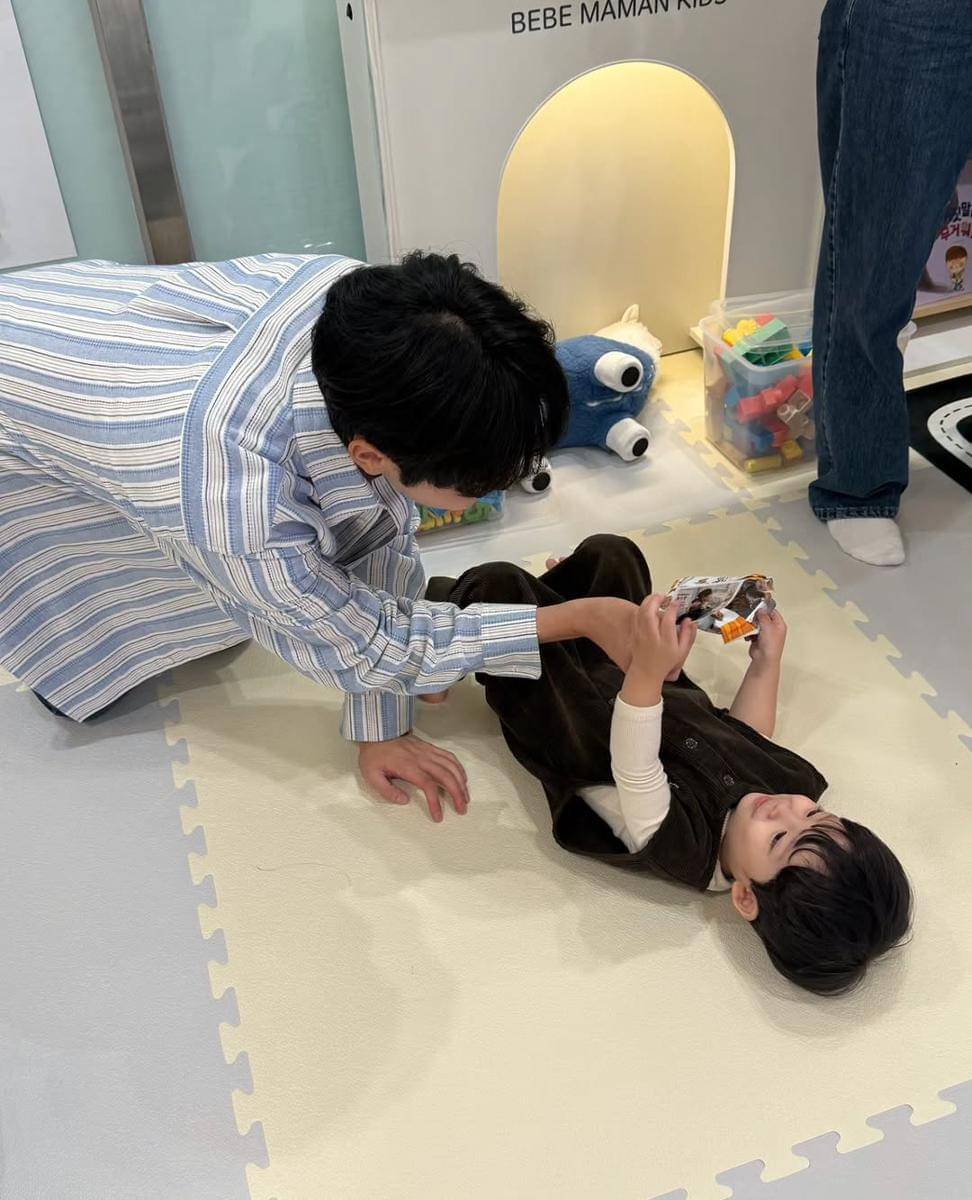 potret Seungkwan SEVENTEEN momong Baby Yijin